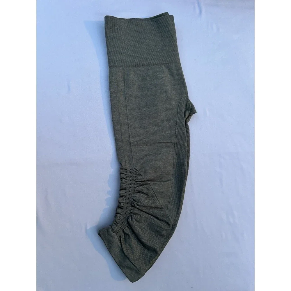 LULULEMON Women’s Green In The Flow Crops - Size 4 US
